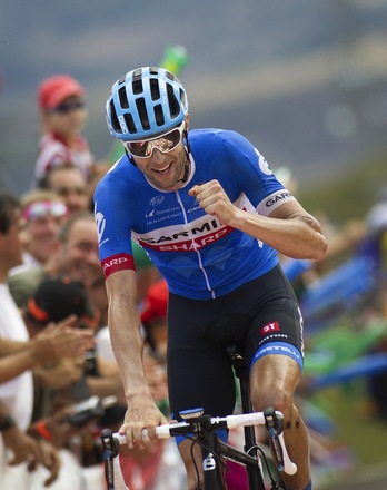 Hesjedal, etapako azken metroetan, garaipena ospatzen. (Jaime REINA/AFP)