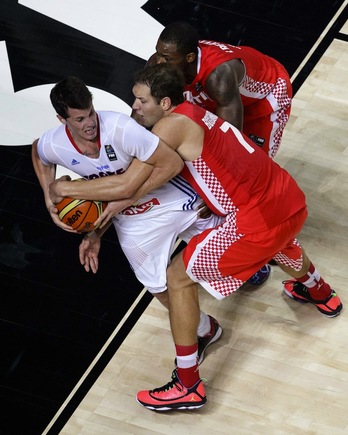 Heurtel y Bogdanovic disputan un balón en el duelo celebrado en Madrid. (Dani POZO/AFP)