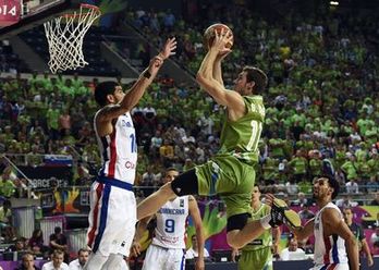 El combinado esloveno ha logrado el pase a cuartos tras ganar ante la República Dominicana. (Lluis GENE/AFP)