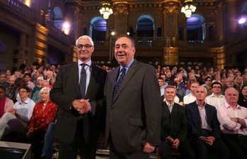 Salmond y Darling se estrechan la mano durante el último debate televisivo. (David CHESKIN/AFP)