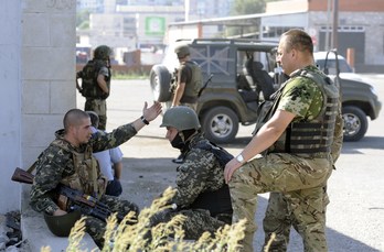 Militares ucranianos en las cercanías de Mariupol. (Alexander KHUDOTEPLY / AFP)