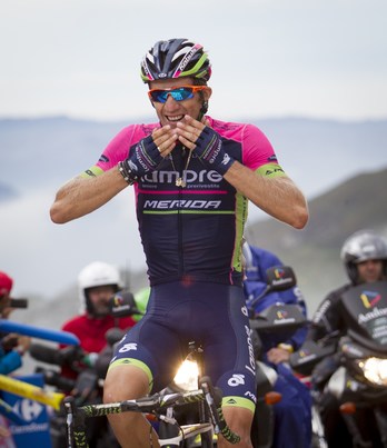 Niemiec alza los brazos al llegar a meta. (Jaime REINA / AFP)