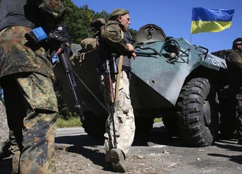 Soldados del Gobierno ucraniano patrullan en la frontera de Donetsk y Lugansk. (Anatolii STEPANOV/AFP) 