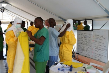 Personal médico se prepara para acudir a un área de alto riesgo de ébola en Liberia. (Dominique FAGET/AFP) 