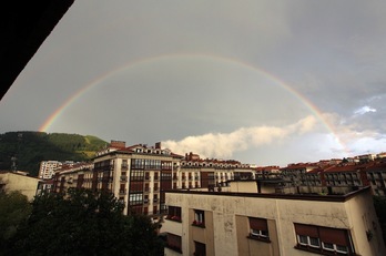 Tras la tormenta llegó la calma y lució el arco iris en Zumarraga. (Gotzon ARANBURU)