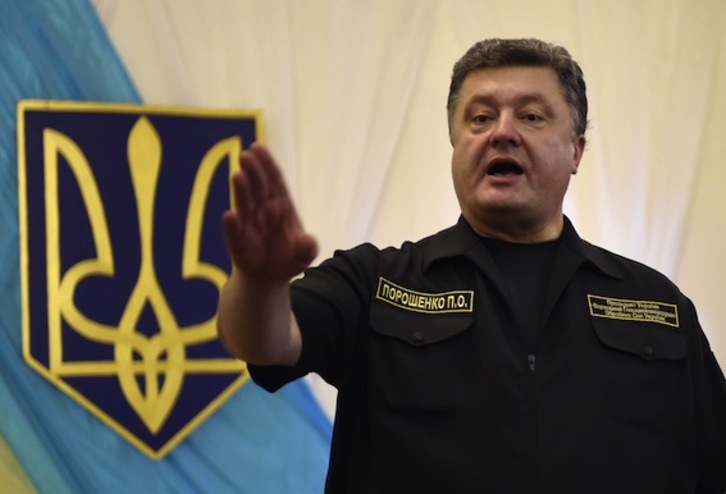 El presidente ucraniano, Petro Poroshenko, durante su visita a Mariupol, en Donetsk. (Philippe DESMAZES/AFP PHOTO)