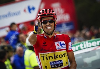 Alberto Contador, La Farraponako helmuga igaro duenean. (Jaime REINA/AFP PHOTO)