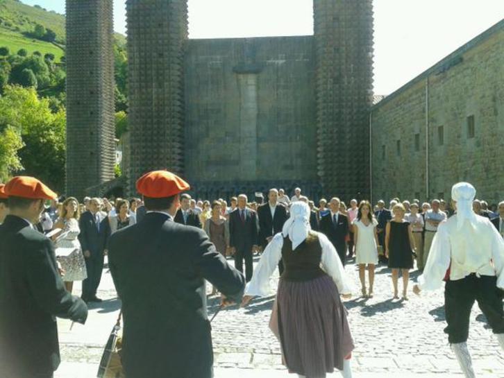 Unos dantzaris bailan el aurresko ante los integrantes del Gobierno de Lakua. (@jerkoreka) 