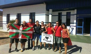 Andoni Beroiz, lagunez inguratuta, Algecirasko espetxearen atarian. (@GetxotikAske)