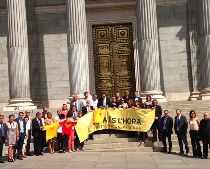 Los diputados y senadores, a las puertas del Congreso. (@CIUSenat)