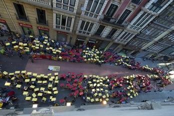 Cientos de personas se han sumado a la ‘V’ formada en el centro de Bilbo. (Luis JAUREGIALTZO/ARGAZKI PRESS)