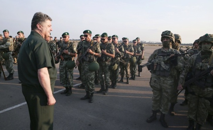 El presidente ucraniano, Petro Poroshenko, visitó el lunes la ciudad de Mariupol, en Donestk. (Mykola LAZARENKO/AFP PHOTO) 