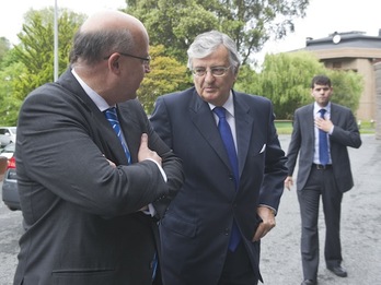 En el centro, Eduardo Torres Dulce, fiscal general del Estado español, en una visita a Euskal Herria. (Jon URBE/ARGAZKI PRESS)