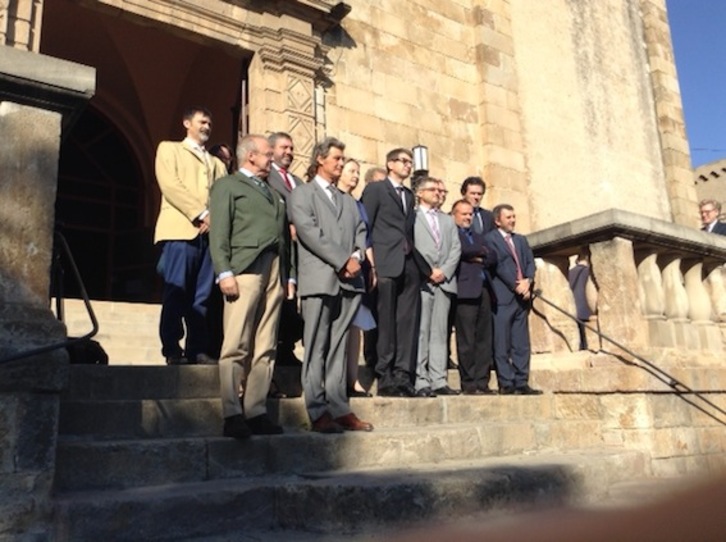 Miembros de Societat Civil Catalana, junto a la Iglesia de Sant Baldiri, en Sant Boi, donde se ubica la tumba de Rafael Casanova. (NAIZ)