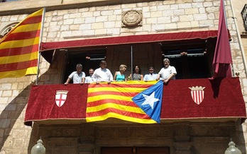 La delegación de Udalbiltza junto a miembros de la dirección de la AMI en el Ayuntamiento de Montblanc. (UDALBILTZA)