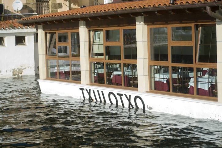 Imagen captada en Pasai Donibane, donde el agua ha accedido casi al interior de un restaurante. (Juan Carlos RUIZ/ARGAZKI PRESS)