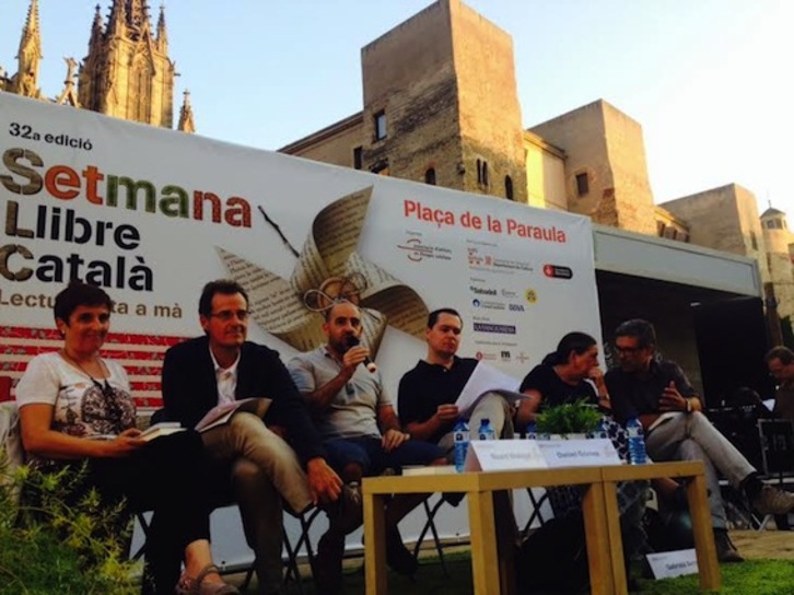 Imagen de la presentación del libro esta tarde, frente a la catedral de Barcelona. (POL·LEN EDICIONS)