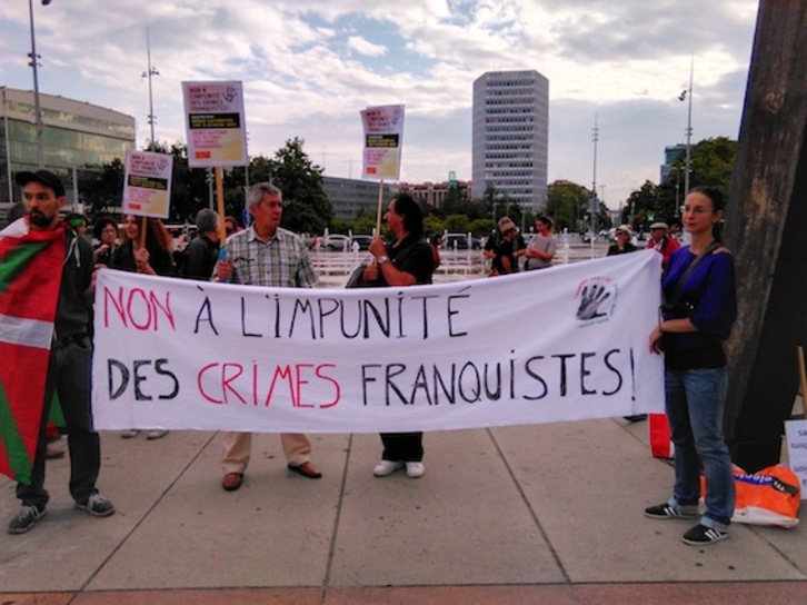 Concentración en Ginebra contra la impunidad del franquismo. (NAIZ)