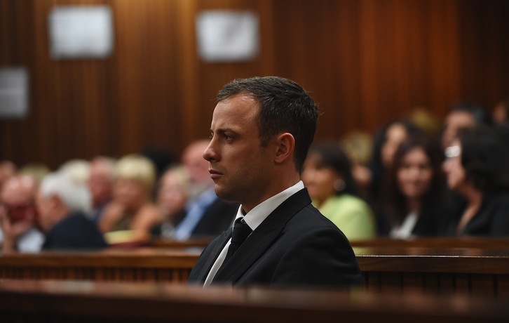 Oscar Pistorius escucha a la jueza. (Phill MAGAKOE/AFP)