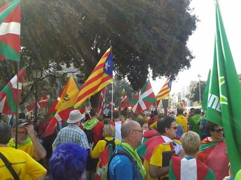 Activistas de Independentistak Sarea, esta mañana en Barcelona. (Alberto PRADILLA)