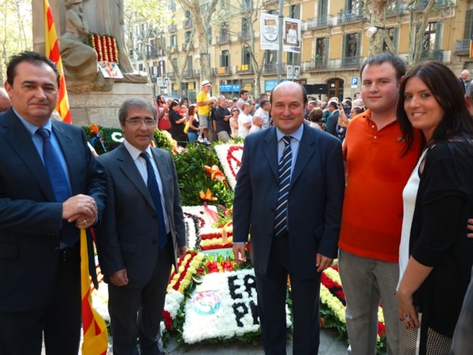 Andoni Ortuzar EAJko lehendakaria, Joseba Aurrekoetxea eta Iñaki Goikoetxeta burukideekin eta EGIko Oihane Luna eta Ander Añibarrorekin izan da Bartzelonan. (EAJ) 