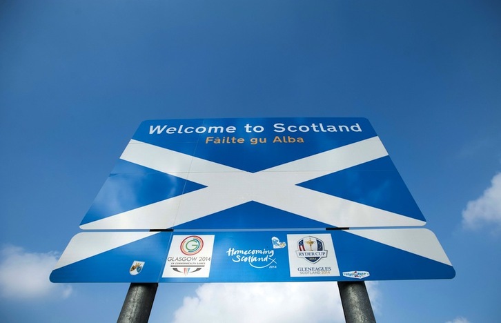 Cartel que da la bienvenida a Escocia en la localidad de Selkirk, fronteriza con Inglaterra. (Lesley MARTIN/AFP)