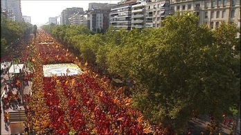 Los tramos de la V, abarrotados mucho antes de la hora señalada. (@assemblea)