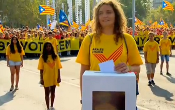 Durante la movilización se ha depositado un voto en una urna como guiño a la consulta del 9N. (@BanderaCatalana)