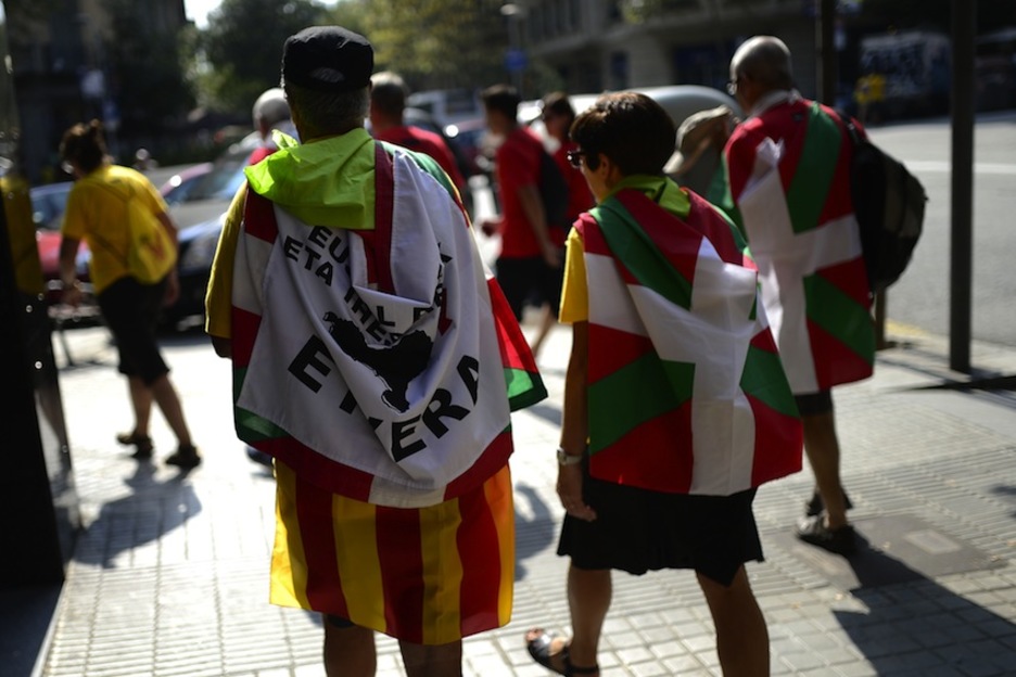 Banderolas por los derechos de los presos e ikurriñas, también presentes en la Diada. (Josep LAGO/AFP)