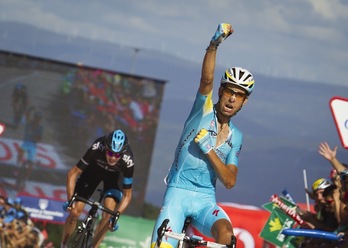 Fabio Aru celebra su segunda victoria en la Vuelta. (Jaime REINA/AFP)