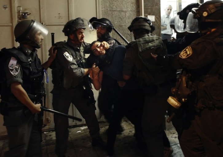Agentes israelíes detienen a un palestino en Jerusalén Este. (Thomas COEX/AFP PHOTO)
