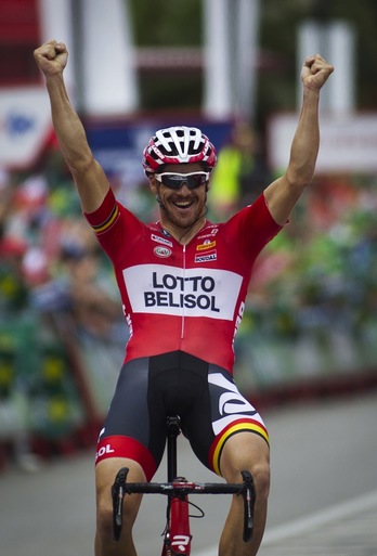 Hansen alza sus brazos para celebrar su victoria en la Vuelta. (Jaime REINA/AFP)