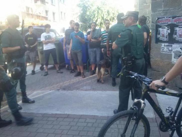 La Guardia Civil ha identificado y cacheado a varias personas. (‘HITZONDO’)