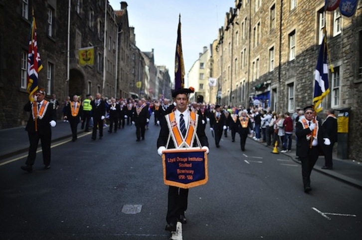 Desfile orangista en las calles de Edimburgo. (Ben STANSALL/AFP PHOTO)