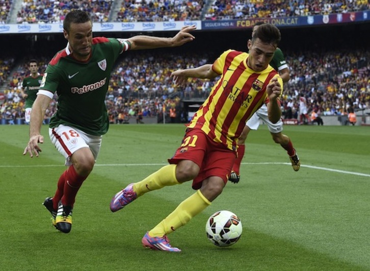Munir protege un balón ante Gurpegi. (Lluis GENÉ/AFP PHOTO)