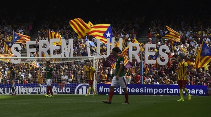 El mensaje «Serem Lliures», en las gradas del Camp Nou. (Lluis GENÉ/AFP PHOTO)