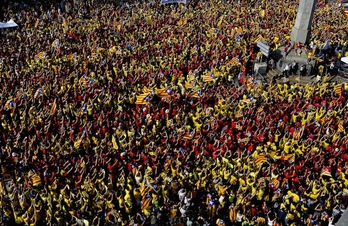 La gigantesca V que dibujaron en Barcelona con motivo de la Diada. (Josep LAGO/AFP PHOTO)