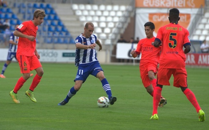 Ion Vélez controla un balón rodeado de jugadores barcelonistas. (Raul BOGAJO/ARGAZKI PRESS)