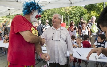 Porrotx estrecha la mano de Juan Mari Arzak. (Jon URBE/ARGAZKI PRESS)