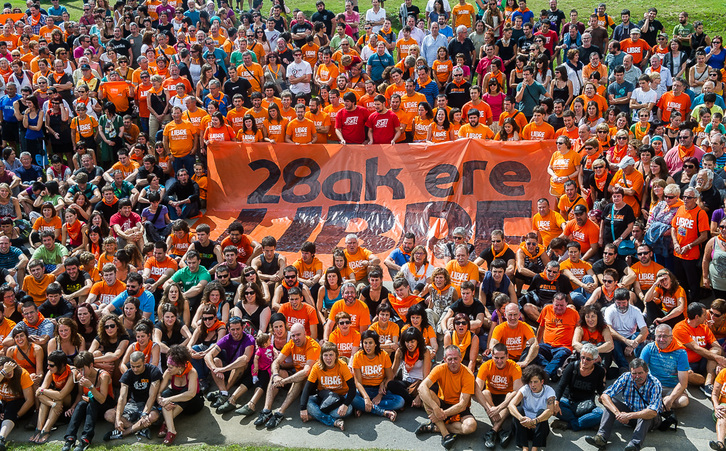 Ekitaldi ostean argazki erraldoia egin dute. (Luis JAUREGIALTZO / ARGAZKI PRESS)