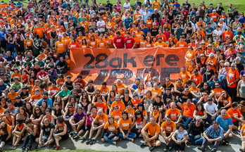 Ekitaldi ostean argazki erraldoia egin dute. (Luis JAUREGIALTZO / ARGAZKI PRESS)