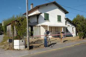 Angeluko etxean bi gorpu aurkitu zituzten larunbatean. (Gaizka IROZ / AFP)