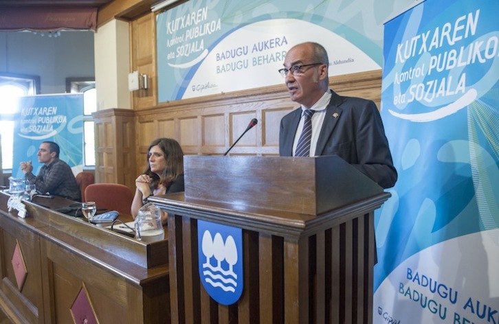 Martin Garitano presentó la propuesta sobre Kutxa la pasada semana. (Jon URBE/ARGAZKI PRESS)