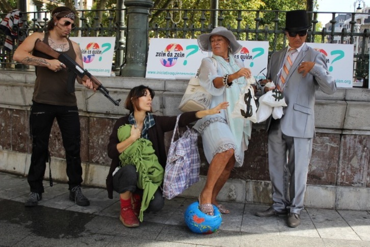 Jardunaldia aurkezteko antzezpena egin dute Bulebarrean. (GAUR.DONOSTIA)