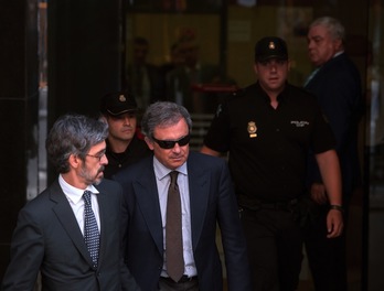 Jordi Pujol Ferrusola (segundo por la izquierda) abandona la Audiencia Nacional junto a su abogado. (Dani POZO/AFP)
