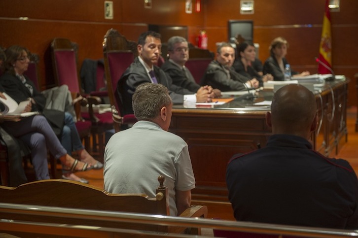 El acusado, de espaldas, durante la primera sesión del juicio. (Juanan RUIZ / ARGAZKI PRESS)