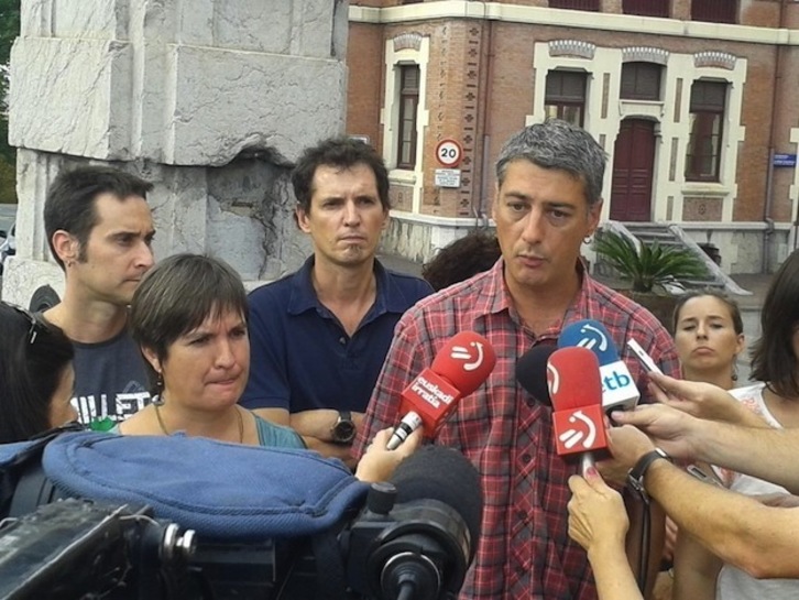 Los representantes de EH Bildu, a las puertas del hospital de Basurto. (@ehbildu)