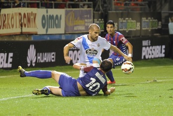 Arruabarrena y Lopo buscan un balón en el área gallega. (Andoni CANELLADA / ARGAZKI PRESS)