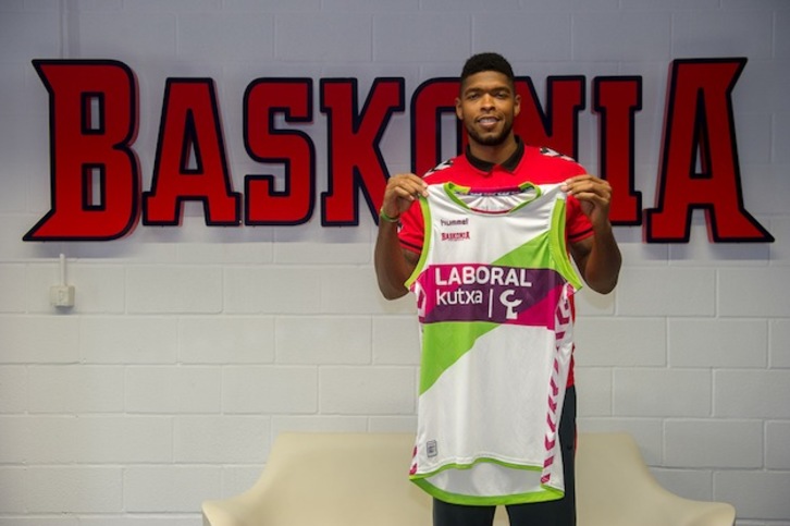 Ryan Gomes posa con la camiseta del Baskonia. (Juanan RUIZ / ARGAZKI PRESS)