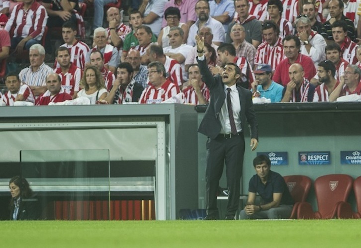 Valverde da instrucciones en el partido de la previa frente al Nápoles. (Monika DEL VALLE / ARGAZKI PRESS) 